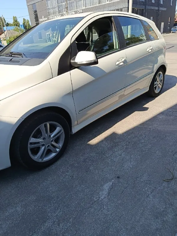 Продам mercedes b-class год 2010 двигатель 1.7 пробег 104 тыс (оригинальный) кпп автомат автомобиль в идеальном состоянии, без ржавчины и гнили, салон в идеальном состоянии, всё остекление родное включая лобовое, два комплекта резины, редкий экземпляр с таким пробегом и в таком состоянии, автомобиль достоин вашего внимания. комплектация:abs, airbag, кондиционер, круиз контроль, датчики дождя и света, подогрев сидений, полный эл. пакет, парк троники передний задний, хорошая магнитола с камерой заднего вида. юридически чистая, могу присутствовать при переоформлении в мрео осмотр макеевка цена 1млн. торг уместен тел +79493179960 телеграм +79493179960 📞 звоните: +7(949)3179960 - фотография - 3