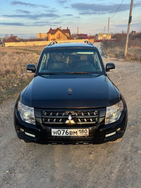Mitsubishi pajero 2014 года цена авто: 2.500 000 руб. предлагаем вашему вниманию mitsubishi pajero последний рестайлинг. с двигателем 3 литра бензиновым. этот автомобиль в максимальной комплектации обеспечит вам максимальный комфорт и безопасность на дороге. коробка передач: автомат фары: все led с тонированной бронепленке. аудиосистема: доработанная, для истинных ценителей музыки. салон кожа. состояние: автомобиль идеальное, не участвовал в дтп 2 комплекта оригинальных дисков зима, лето. подробнее расскажу по телефону, звоните. +79493069811 📲 tg: @illandmarkll 📞 звоните: +7(949)3069811 - фотография - 2