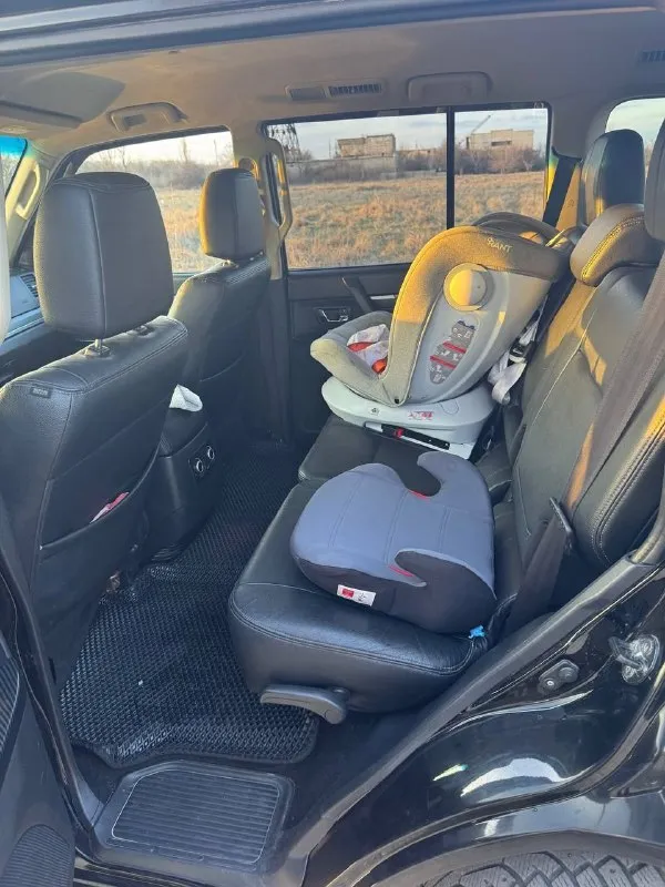 Mitsubishi pajero 2014 года цена авто: 2.500 000 руб. предлагаем вашему вниманию mitsubishi pajero последний рестайлинг. с двигателем 3 литра бензиновым. этот автомобиль в максимальной комплектации обеспечит вам максимальный комфорт и безопасность на дороге. коробка передач: автомат фары: все led с тонированной бронепленке. аудиосистема: доработанная, для истинных ценителей музыки. салон кожа. состояние: автомобиль идеальное, не участвовал в дтп 2 комплекта оригинальных дисков зима, лето. подробнее расскажу по телефону, звоните. +79493069811 📲 tg: @illandmarkll 📞 звоните: +7(949)3069811 - фотография - 8