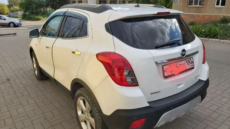 Продам opel mokka 2013 г. в. 1.4 бензин, в отличном состоянии. комплектация cosmo. надёжный цепной двигатель 140 л. с. с беспроблемной шестиступенчатой акпп, не робот и не вариатор. передний привод. два собственника. родной пробег 123000 км. в дтп авто не участвовало. практически вся в родной краске. дно авто как новое. по комплектации: электроусилитель руля, подогрев форсунок омывателя, передних сидений, боковых зеркал, заднего стекла, руля, кондиционер, круиз-контроль, центральный замок, электрорегулировка и складывание зеркал, 4 стеклоподъёмника с автодоводчиком, парктроники передние и задние, камера заднего вида, датчики света и дождя. цена 1435000 руб. небольшой торг у капота. +79493691944. 📞 звоните: +7(949)3691944 - фотография - 2