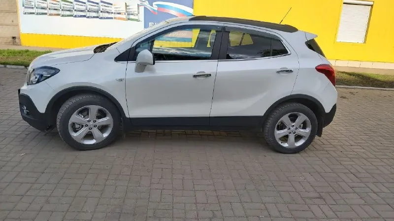 Продам opel mokka 2013 г. в. 1.4 бензин, в отличном состоянии. комплектация cosmo. надёжный цепной двигатель 140 л. с. с беспроблемной шестиступенчатой акпп, не робот и не вариатор. передний привод. два собственника. родной пробег 123000 км. в дтп авто не участвовало. практически вся в родной краске. дно авто как новое. по комплектации: электроусилитель руля, подогрев форсунок омывателя, передних сидений, боковых зеркал, заднего стекла, руля, кондиционер, круиз-контроль, центральный замок, электрорегулировка и складывание зеркал, 4 стеклоподъёмника с автодоводчиком, парктроники передние и задние, камера заднего вида, датчики света и дождя. цена 1435000 руб. небольшой торг у капота. +79493691944. 📞 звоните: +7(949)3691944 - фотография - 4