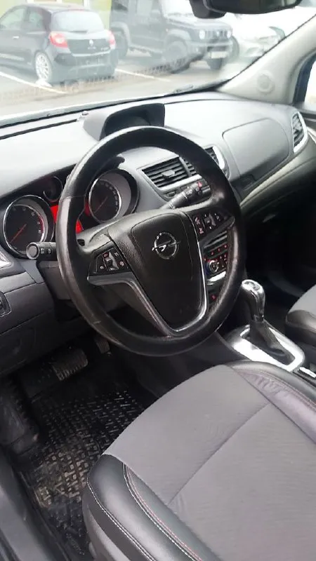 Продам opel mokka 2013 г. в. 1.4 бензин, в отличном состоянии. комплектация cosmo. надёжный цепной двигатель 140 л. с. с беспроблемной шестиступенчатой акпп, не робот и не вариатор. передний привод. два собственника. родной пробег 123000 км. в дтп авто не участвовало. практически вся в родной краске. дно авто как новое. по комплектации: электроусилитель руля, подогрев форсунок омывателя, передних сидений, боковых зеркал, заднего стекла, руля, кондиционер, круиз-контроль, центральный замок, электрорегулировка и складывание зеркал, 4 стеклоподъёмника с автодоводчиком, парктроники передние и задние, камера заднего вида, датчики света и дождя. цена 1435000 руб. небольшой торг у капота. +79493691944. 📞 звоните: +7(949)3691944 - фотография - 5