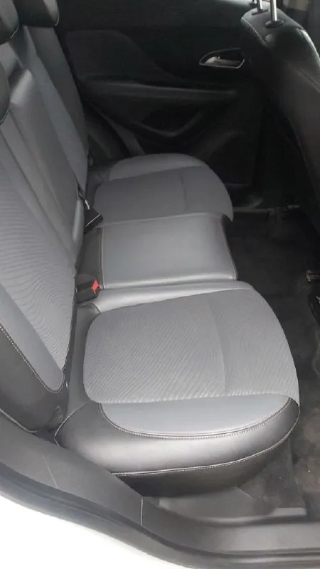 Продам opel mokka 2013 г. в. 1.4 бензин, в отличном состоянии. комплектация cosmo. надёжный цепной двигатель 140 л. с. с беспроблемной шестиступенчатой акпп, не робот и не вариатор. передний привод. два собственника. родной пробег 123000 км. в дтп авто не участвовало. практически вся в родной краске. дно авто как новое. по комплектации: электроусилитель руля, подогрев форсунок омывателя, передних сидений, боковых зеркал, заднего стекла, руля, кондиционер, круиз-контроль, центральный замок, электрорегулировка и складывание зеркал, 4 стеклоподъёмника с автодоводчиком, парктроники передние и задние, камера заднего вида, датчики света и дождя. цена 1435000 руб. небольшой торг у капота. +79493691944. 📞 звоните: +7(949)3691944 - фотография - 7