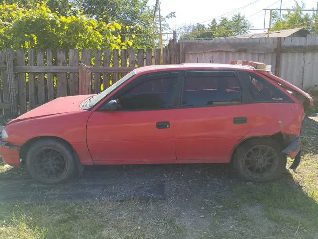 Opel астра 1993г. после дтп, на разборку или восстановление. двигатель целый, титановые диски. регис... - фотография