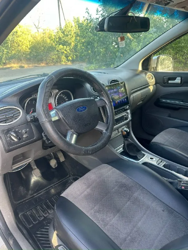 Продам ford фокус 2 рестайлинг 2009 год 1.8 бензин. по комплектации: датчики света, дождя, двухзонный климат контроль, подогрев передних седений, подогрев лобового и заднего стекла, полный электропакет, мультируль. салон чистый ухоженный. два комплекта резины на дисках, зима шипы. цена 590000 рублей. звоните +79494714637 📞 звоните: +7(949)4714637 - фотография - 6