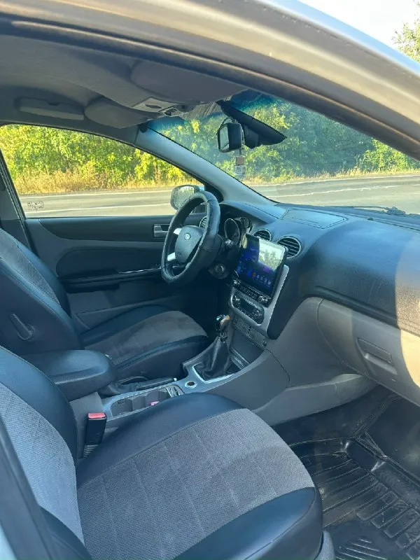 Продам ford фокус 2 рестайлинг 2009 год 1.8 бензин. по комплектации: датчики света, дождя, двухзонный климат контроль, подогрев передних седений, подогрев лобового и заднего стекла, полный электропакет, мультируль. салон чистый ухоженный. два комплекта резины на дисках, зима шипы. цена 590000 рублей. звоните +79494714637 📞 звоните: +7(949)4714637 - фотография - 7