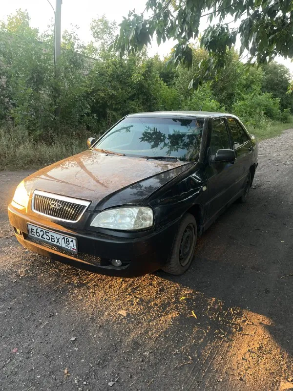 Продам chery amulet a15. год выпуска 2007. объем двигателя 1.6 комплектация 4-эсп, гур, кондиционер. коробка 5-ти ступка, без вылетов и хрустов. резина r14 (зима). машина требует вложений, возможно пробита прокладка гбц, а так заводится, передвигается. кондиционер работает, через раз. гур подтекает. по кузову: жучки, крыло мятое, днище живое (есть пару моментов). документы в норме, постоянный 181 стс, птс, дкп на руках. город: антрацит цена: 90.000₽ торг возможен. пишите в личные сообщения или по номеру телефона +79595281180 📞 звоните: +7(959)5281180 - фотография - 3