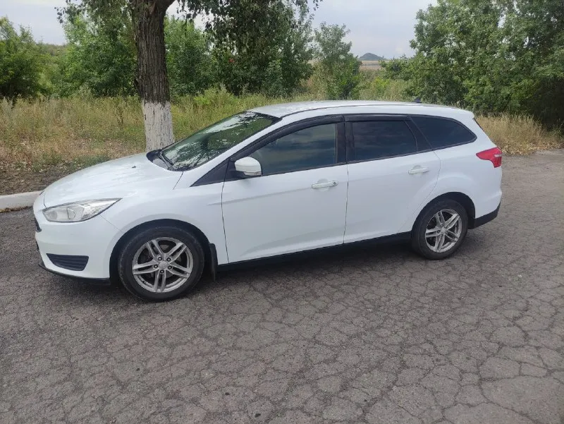 Продам ford фокус iii (рестайлинг ) универсал 2018г. механика 1.6, 105л. с. кондиционер, мульти руль, 2 электростеклоподъемниках, подогрев сидений, электрорегулировка зеркал, бортовой компьютер, подогрев лобового стекла. пробег 251 тыс. км. цена 1050000 руб. торг у капота. г. кировское +79493516844 📞 звоните: +7(949)3516844 - фотография - 2