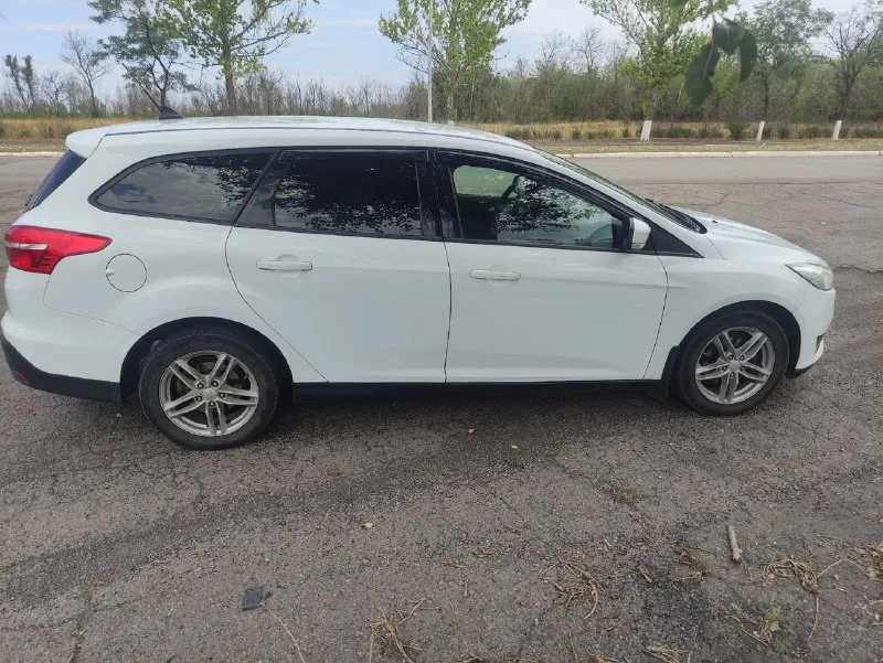 Продам ford фокус iii (рестайлинг ) универсал 2018г. механика 1.6, 105л. с. кондиционер, мульти руль, 2 электростеклоподъемниках, подогрев сидений, электрорегулировка зеркал, бортовой компьютер, подогрев лобового стекла. пробег 251 тыс. км. цена 1050000 руб. торг у капота. г. кировское +79493516844 📞 звоните: +7(949)3516844 - фотография - 3