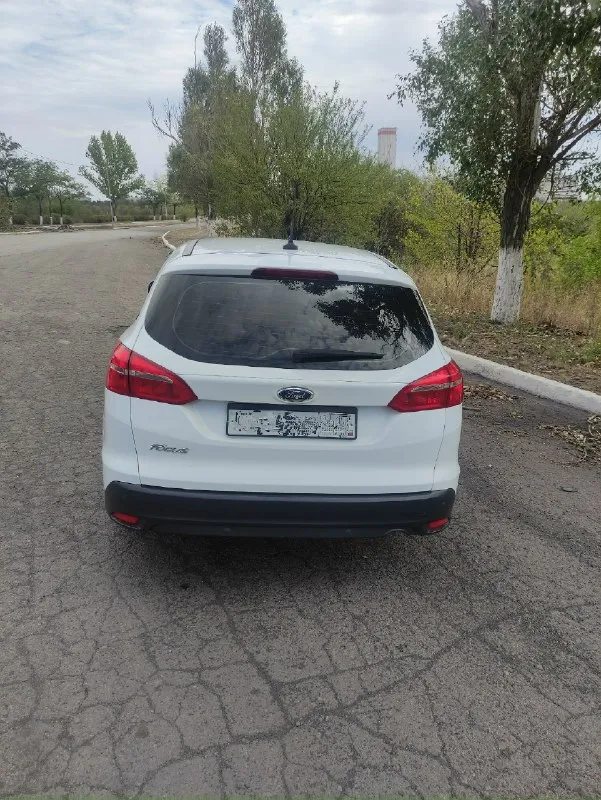 Продам ford фокус iii (рестайлинг ) универсал 2018г. механика 1.6, 105л. с. кондиционер, мульти руль, 2 электростеклоподъемниках, подогрев сидений, электрорегулировка зеркал, бортовой компьютер, подогрев лобового стекла. пробег 251 тыс. км. цена 1050000 руб. торг у капота. г. кировское +79493516844 📞 звоните: +7(949)3516844 - фотография - 4