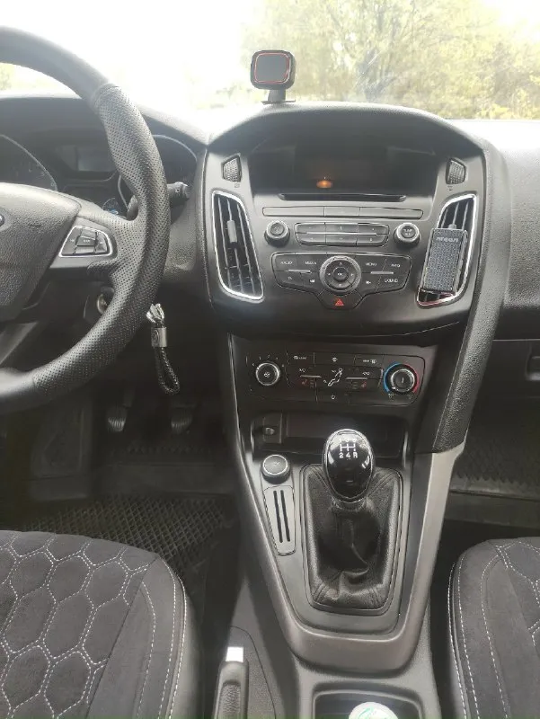 Продам ford фокус iii (рестайлинг ) универсал 2018г. механика 1.6, 105л. с. кондиционер, мульти руль, 2 электростеклоподъемниках, подогрев сидений, электрорегулировка зеркал, бортовой компьютер, подогрев лобового стекла. пробег 251 тыс. км. цена 1050000 руб. торг у капота. г. кировское +79493516844 📞 звоните: +7(949)3516844 - фотография - 9