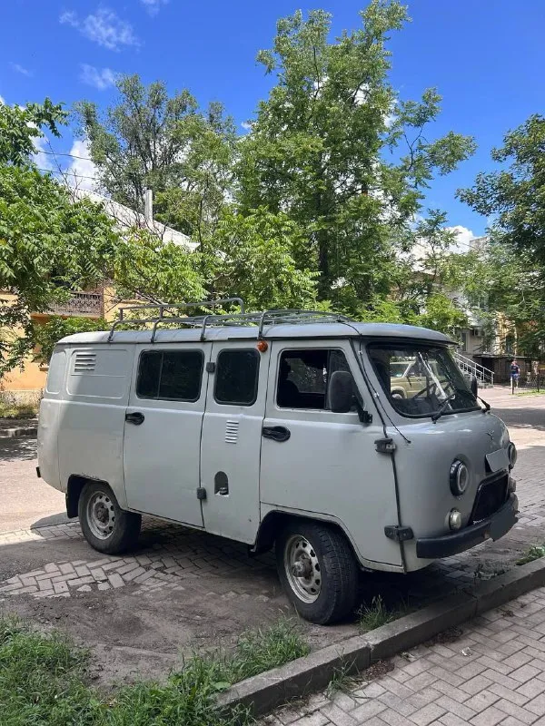 Уаз буханка 2012год 2.7 инжектор! на полном боевом ходу, работает все, обслужено все. заводится и гребет в любую погоду и время года. рама целая, не гнилой, кузов на 4 есть зарапки вмятинки мелкие рыжики, не без этого, серьезного ничего. резины 2 комплекта, одна кама всесезонка и грязевая отдельно новая(в цену машины не входит)!2 печки,2 запаски, багажник!новые рессоры, аморты, сцепление, диск тормоза перед, задние барабаны, ручник работает, карданы обслужены крестовины поменяны, сальники и подшипники хвостовиков, ничего не гудит не стучит, мосты обслужены. мотор зверь 409,расхода масла нет вообще, пробег 300,4х ступка кпп. все жидкости свежие, масла мотор, кпп, раздатка, мосты, антифриз! 500тыс, торг без фанатизма. донецк +79495088383 - фотография - 2