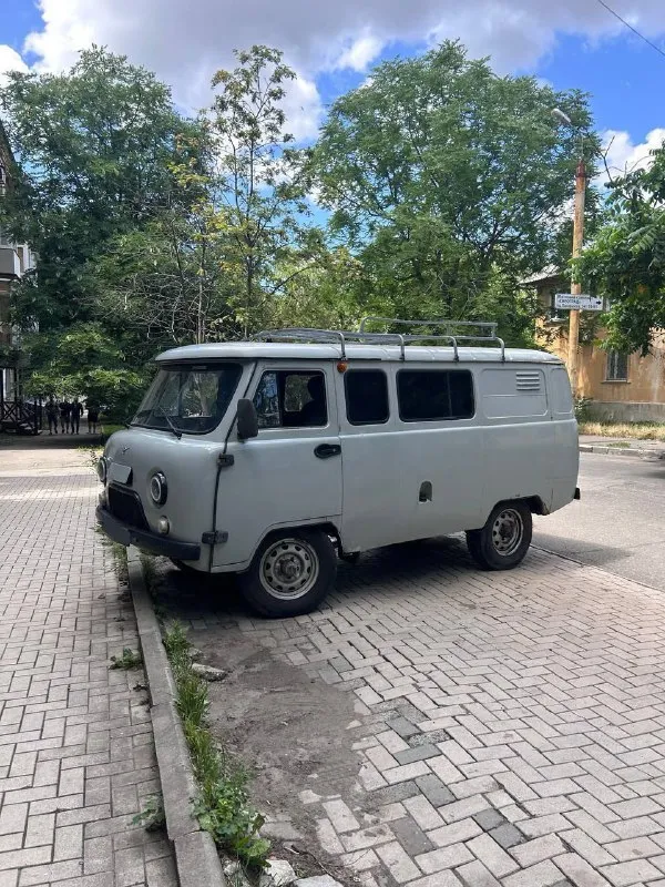 Уаз буханка 2012год 2.7 инжектор! на полном боевом ходу, работает все, обслужено все. заводится и гребет в любую погоду и время года. рама целая, не гнилой, кузов на 4 есть зарапки вмятинки мелкие рыжики, не без этого, серьезного ничего. резины 2 комплекта, одна кама всесезонка и грязевая отдельно новая(в цену машины не входит)!2 печки,2 запаски, багажник!новые рессоры, аморты, сцепление, диск тормоза перед, задние барабаны, ручник работает, карданы обслужены крестовины поменяны, сальники и подшипники хвостовиков, ничего не гудит не стучит, мосты обслужены. мотор зверь 409,расхода масла нет вообще, пробег 300,4х ступка кпп. все жидкости свежие, масла мотор, кпп, раздатка, мосты, антифриз! 500тыс, торг без фанатизма. донецк +79495088383 - фотография - 3