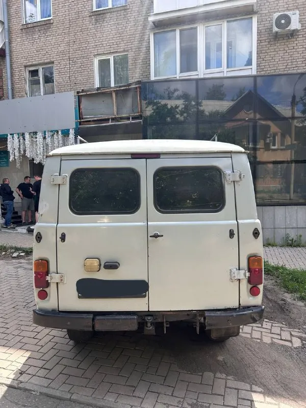 Уаз буханка 2012год 2.7 инжектор! на полном боевом ходу, работает все, обслужено все. заводится и гребет в любую погоду и время года. рама целая, не гнилой, кузов на 4 есть зарапки вмятинки мелкие рыжики, не без этого, серьезного ничего. резины 2 комплекта, одна кама всесезонка и грязевая отдельно новая(в цену машины не входит)!2 печки,2 запаски, багажник!новые рессоры, аморты, сцепление, диск тормоза перед, задние барабаны, ручник работает, карданы обслужены крестовины поменяны, сальники и подшипники хвостовиков, ничего не гудит не стучит, мосты обслужены. мотор зверь 409,расхода масла нет вообще, пробег 300,4х ступка кпп. все жидкости свежие, масла мотор, кпп, раздатка, мосты, антифриз! 500тыс, торг без фанатизма. донецк +79495088383 - фотография - 4