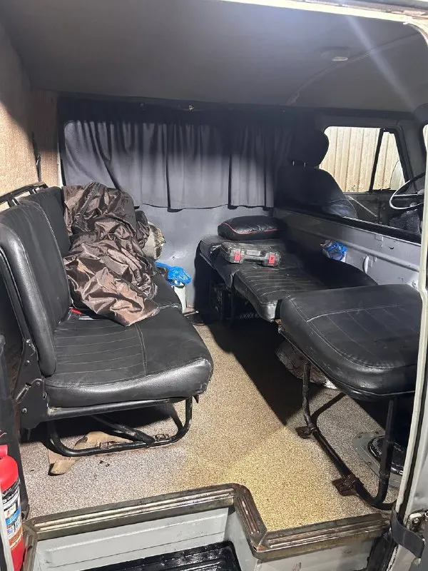 Уаз буханка 2012год 2.7 инжектор! на полном боевом ходу, работает все, обслужено все. заводится и гребет в любую погоду и время года. рама целая, не гнилой, кузов на 4 есть зарапки вмятинки мелкие рыжики, не без этого, серьезного ничего. резины 2 комплекта, одна кама всесезонка и грязевая отдельно новая(в цену машины не входит)!2 печки,2 запаски, багажник!новые рессоры, аморты, сцепление, диск тормоза перед, задние барабаны, ручник работает, карданы обслужены крестовины поменяны, сальники и подшипники хвостовиков, ничего не гудит не стучит, мосты обслужены. мотор зверь 409,расхода масла нет вообще, пробег 300,4х ступка кпп. все жидкости свежие, масла мотор, кпп, раздатка, мосты, антифриз! 500тыс, торг без фанатизма. донецк +79495088383 - фотография - 5