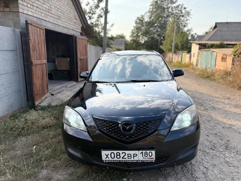 Продам mazda 3, 2007 года выпуска, в хорошем состоянии ❗️пробег — 155000 км ❗️двигатель 1.6, не троит, не дымит, работает ровно, масло не ест, тянет отлично. ❗️коробка автомат работает отлично, без пинков и задержек. ❗️ходовая часть полностью перебрана, все что нужно было заменить заменили, включая все стойки, опоры и опорные подшипиники, в июне 2025 года. обслуживалась в мазда центре на ильича, все данные о ремонтах есть! ❗️то своевременно, резина лето - новая, новый радиатор кондиционера, месяц назад поставили новый генератор, новый акум! ❗️по кузову есть пару рыжиков на езду не влияют! ❗️комплектация: гур, кондиционер (заправлен, холодит) электрозеркала, музыка, подогрев передних сидений, 4 электростеклоподьемника. ❗️салон в отличном состоянии, чистый не потёртый и не прокуренный. ❗️с документами полный порядок, на учёт станет без проблем. 💵цена: 590 тыс. рублей осмотр макеевка (гвардейка) ☎️+79497433075 - фотография - 2
