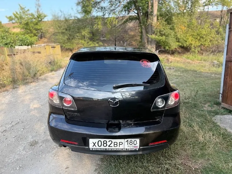 Продам mazda 3, 2007 года выпуска, в хорошем состоянии ❗️пробег — 155000 км ❗️двигатель 1.6, не троит, не дымит, работает ровно, масло не ест, тянет отлично. ❗️коробка автомат работает отлично, без пинков и задержек. ❗️ходовая часть полностью перебрана, все что нужно было заменить заменили, включая все стойки, опоры и опорные подшипиники, в июне 2025 года. обслуживалась в мазда центре на ильича, все данные о ремонтах есть! ❗️то своевременно, резина лето - новая, новый радиатор кондиционера, месяц назад поставили новый генератор, новый акум! ❗️по кузову есть пару рыжиков на езду не влияют! ❗️комплектация: гур, кондиционер (заправлен, холодит) электрозеркала, музыка, подогрев передних сидений, 4 электростеклоподьемника. ❗️салон в отличном состоянии, чистый не потёртый и не прокуренный. ❗️с документами полный порядок, на учёт станет без проблем. 💵цена: 590 тыс. рублей осмотр макеевка (гвардейка) ☎️+79497433075 - фотография - 3
