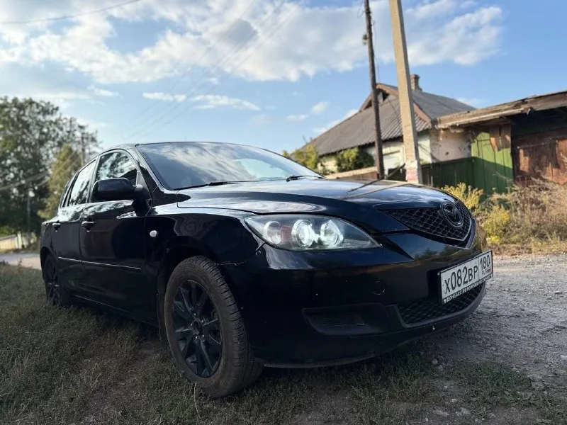 Продам mazda 3, 2007 года выпуска, в хорошем состоянии ❗️пробег — 155000 км ❗️двигатель 1.6, не троит, не дымит, работает ровно, масло не ест, тянет отлично. ❗️коробка автомат работает отлично, без пинков и задержек. ❗️ходовая часть полностью перебрана, все что нужно было заменить заменили, включая все стойки, опоры и опорные подшипиники, в июне 2025 года. обслуживалась в мазда центре на ильича, все данные о ремонтах есть! ❗️то своевременно, резина лето - новая, новый радиатор кондиционера, месяц назад поставили новый генератор, новый акум! ❗️по кузову есть пару рыжиков на езду не влияют! ❗️комплектация: гур, кондиционер (заправлен, холодит) электрозеркала, музыка, подогрев передних сидений, 4 электростеклоподьемника. ❗️салон в отличном состоянии, чистый не потёртый и не прокуренный. ❗️с документами полный порядок, на учёт станет без проблем. 💵цена: 590 тыс. рублей осмотр макеевка (гвардейка) ☎️+79497433075 - фотография - 4