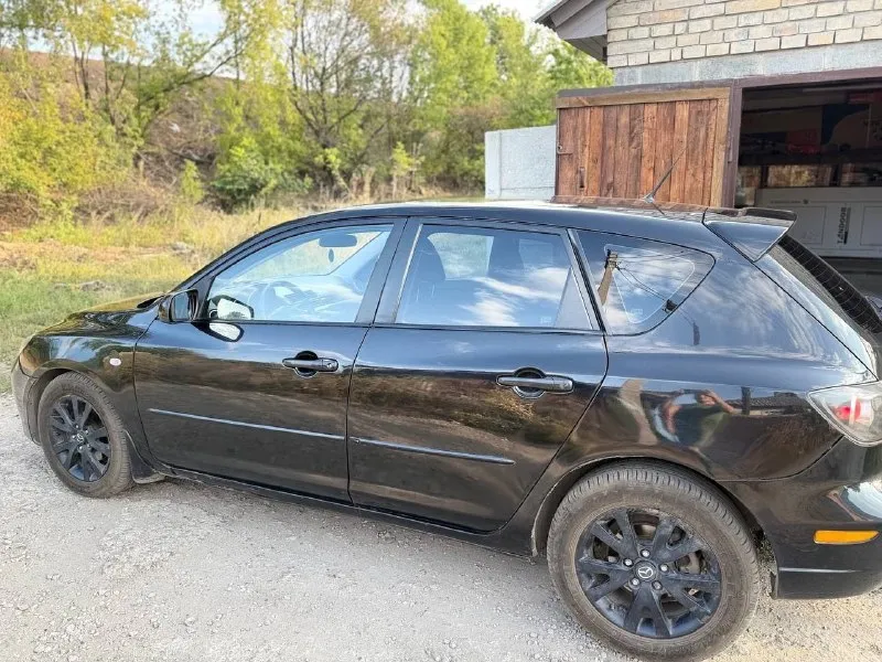 Продам mazda 3, 2007 года выпуска, в хорошем состоянии ❗️пробег — 155000 км ❗️двигатель 1.6, не троит, не дымит, работает ровно, масло не ест, тянет отлично. ❗️коробка автомат работает отлично, без пинков и задержек. ❗️ходовая часть полностью перебрана, все что нужно было заменить заменили, включая все стойки, опоры и опорные подшипиники, в июне 2025 года. обслуживалась в мазда центре на ильича, все данные о ремонтах есть! ❗️то своевременно, резина лето - новая, новый радиатор кондиционера, месяц назад поставили новый генератор, новый акум! ❗️по кузову есть пару рыжиков на езду не влияют! ❗️комплектация: гур, кондиционер (заправлен, холодит) электрозеркала, музыка, подогрев передних сидений, 4 электростеклоподьемника. ❗️салон в отличном состоянии, чистый не потёртый и не прокуренный. ❗️с документами полный порядок, на учёт станет без проблем. 💵цена: 590 тыс. рублей осмотр макеевка (гвардейка) ☎️+79497433075 - фотография - 5