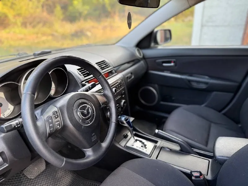 Продам mazda 3, 2007 года выпуска, в хорошем состоянии ❗️пробег — 155000 км ❗️двигатель 1.6, не троит, не дымит, работает ровно, масло не ест, тянет отлично. ❗️коробка автомат работает отлично, без пинков и задержек. ❗️ходовая часть полностью перебрана, все что нужно было заменить заменили, включая все стойки, опоры и опорные подшипиники, в июне 2025 года. обслуживалась в мазда центре на ильича, все данные о ремонтах есть! ❗️то своевременно, резина лето - новая, новый радиатор кондиционера, месяц назад поставили новый генератор, новый акум! ❗️по кузову есть пару рыжиков на езду не влияют! ❗️комплектация: гур, кондиционер (заправлен, холодит) электрозеркала, музыка, подогрев передних сидений, 4 электростеклоподьемника. ❗️салон в отличном состоянии, чистый не потёртый и не прокуренный. ❗️с документами полный порядок, на учёт станет без проблем. 💵цена: 590 тыс. рублей осмотр макеевка (гвардейка) ☎️+79497433075 - фотография - 6