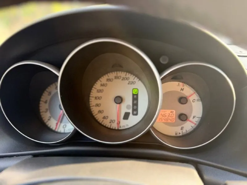 Продам mazda 3, 2007 года выпуска, в хорошем состоянии ❗️пробег — 155000 км ❗️двигатель 1.6, не троит, не дымит, работает ровно, масло не ест, тянет отлично. ❗️коробка автомат работает отлично, без пинков и задержек. ❗️ходовая часть полностью перебрана, все что нужно было заменить заменили, включая все стойки, опоры и опорные подшипиники, в июне 2025 года. обслуживалась в мазда центре на ильича, все данные о ремонтах есть! ❗️то своевременно, резина лето - новая, новый радиатор кондиционера, месяц назад поставили новый генератор, новый акум! ❗️по кузову есть пару рыжиков на езду не влияют! ❗️комплектация: гур, кондиционер (заправлен, холодит) электрозеркала, музыка, подогрев передних сидений, 4 электростеклоподьемника. ❗️салон в отличном состоянии, чистый не потёртый и не прокуренный. ❗️с документами полный порядок, на учёт станет без проблем. 💵цена: 590 тыс. рублей осмотр макеевка (гвардейка) ☎️+79497433075 - фотография - 7