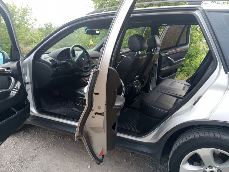 Енакиево. продам bmw x5 е53 рестайлинг 2006г. 3.0 м54 самый простой и надежный мотор. газ-бензин (зарегестрирован). родной пробег: 314т. авто в отличном состоянии, на свои года. не бит, в родном окрасе. авто местное не пригон! гаражного хранения! хозяйское! кузов хороший. расходники заменены: грм цепь, масла, фильтра. полная комплектация: abs, airbag, гур, эл/стекла-зеркала-подогрев, эл/сидения-подогревы, климат-контроль (рабочий), панорама люк, кож. салон и т. д. документы в порядке, местный 180 учет! ц: 850.000р. торг! енакиево. +79493652755. 📞 звоните: +7(949)3652755 - фотография - 6