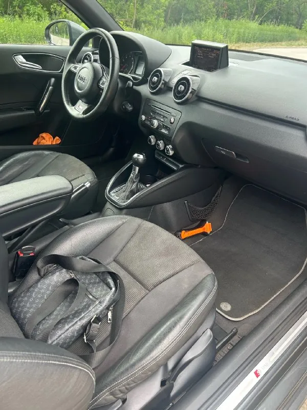 Продам audi a1 2011 год. маневренный и комфортный автомобиль, привлекает взгляд окружающих. хорошая комплектация, два комплекта резины - новые. пробег 180.000 км. по авто многое сделано ✔ вопросы по телефону + 7-949-311-68-98 даниил (telegram на этом же номере) цена : 950.000 руб. + торг 📞 звоните: +7(949)3116898 - фотография - 6
