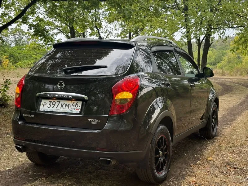 🔥 750,000 рублей 🔥 в продаже ssanyong actyon 2.0 л tdi, 4 wd, at. подключаемый полный привод с блокировкой. полноценная гидротрансформаторная акпп. автомобиль 11.11.2011 г. в. находится в 1 семье. оригинальный птс, вся документация, 2 ключа. заводской окрас всех кузовных элементов за исключением крышки багажника. пороги, низ дверей, арки и днище в целом - без нюансов. подкапотное пространство сухое. двигатель работает ровно, расход 9 л город, 7 л трасса. комплектация полная, климат, круиз, 4 эл. сп, мультируль, подогрев сидений, зеркал, зоны дворников, штатные птф, автозапуск, прочие. находится в г макеевка, звонить по существу. варианты обменов и рассрочек не интересны. торга нет контакты : +79494531233 - фотография - 4