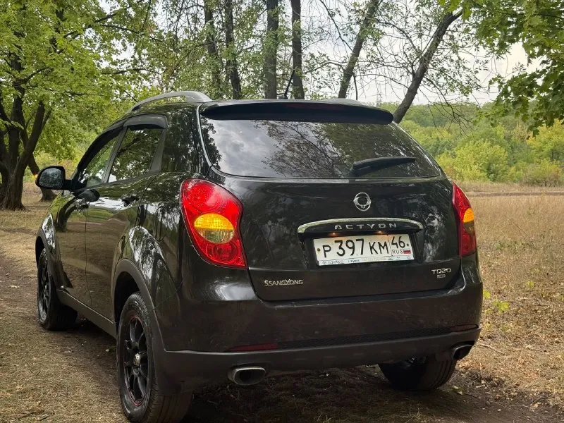 🔥 750,000 рублей 🔥 в продаже ssanyong actyon 2.0 л tdi, 4 wd, at. подключаемый полный привод с блокировкой. полноценная гидротрансформаторная акпп. автомобиль 11.11.2011 г. в. находится в 1 семье. оригинальный птс, вся документация, 2 ключа. заводской окрас всех кузовных элементов за исключением крышки багажника. пороги, низ дверей, арки и днище в целом - без нюансов. подкапотное пространство сухое. двигатель работает ровно, расход 9 л город, 7 л трасса. комплектация полная, климат, круиз, 4 эл. сп, мультируль, подогрев сидений, зеркал, зоны дворников, штатные птф, автозапуск, прочие. находится в г макеевка, звонить по существу. варианты обменов и рассрочек не интересны. торга нет контакты : +79494531233 - фотография - 5