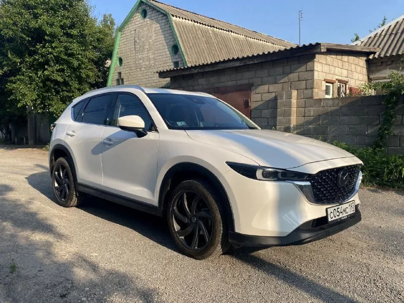 Срочно продам mazda cx-5 2021 г. (vin 2022), пробег 15 000 км. 3.150 🍋, торг у капота последнее поколение, максимальная комплектация premium plus. акпп, полный привод (авто), двигатель 2.5 л (189 л. с.). опции: кожа (подогрев/вентиляция сидений, подогрев руля), люк, адаптивный свет, датчики слепых зон, круиз-контроль на руле, 2-зонный климат, подставка для ног, современная мультимедиа. состояние: идеальное. без дефектов. салон как новый, без следов эксплуатации. то по регламенту. макеевка/донецк +79499440434 - фотография - 2