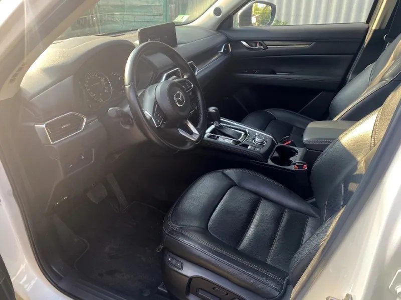 Срочно продам mazda cx-5 2021 г. (vin 2022), пробег 15 000 км. 3.150 🍋, торг у капота последнее поколение, максимальная комплектация premium plus. акпп, полный привод (авто), двигатель 2.5 л (189 л. с.). опции: кожа (подогрев/вентиляция сидений, подогрев руля), люк, адаптивный свет, датчики слепых зон, круиз-контроль на руле, 2-зонный климат, подставка для ног, современная мультимедиа. состояние: идеальное. без дефектов. салон как новый, без следов эксплуатации. то по регламенту. макеевка/донецк +79499440434 - фотография - 5