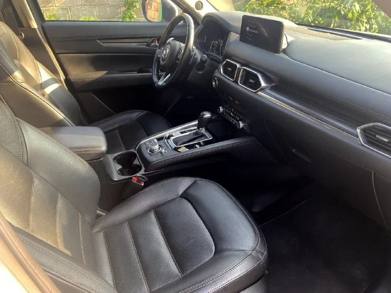 Срочно продам mazda cx-5 2021 г. (vin 2022), пробег 15 000 км. 3.150 🍋, торг у капота последнее поколение, максимальная комплектация premium plus. акпп, полный привод (авто), двигатель 2.5 л (189 л. с.). опции: кожа (подогрев/вентиляция сидений, подогрев руля), люк, адаптивный свет, датчики слепых зон, круиз-контроль на руле, 2-зонный климат, подставка для ног, современная мультимедиа. состояние: идеальное. без дефектов. салон как новый, без следов эксплуатации. то по регламенту. макеевка/донецк +79499440434 - фотография - 6