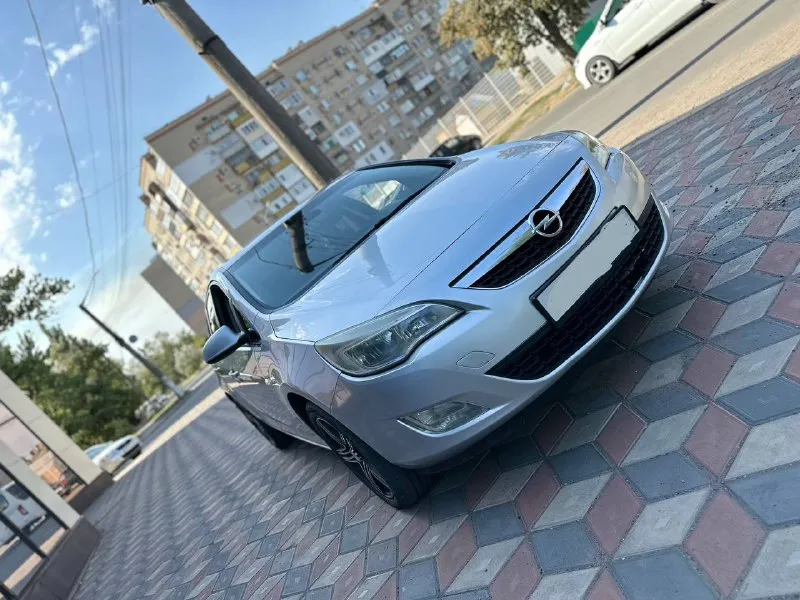 Продам opel astra j 2010 года. . машина в отличном состоянии, хорошая комплектация, с мульти-рулем,... - фотография