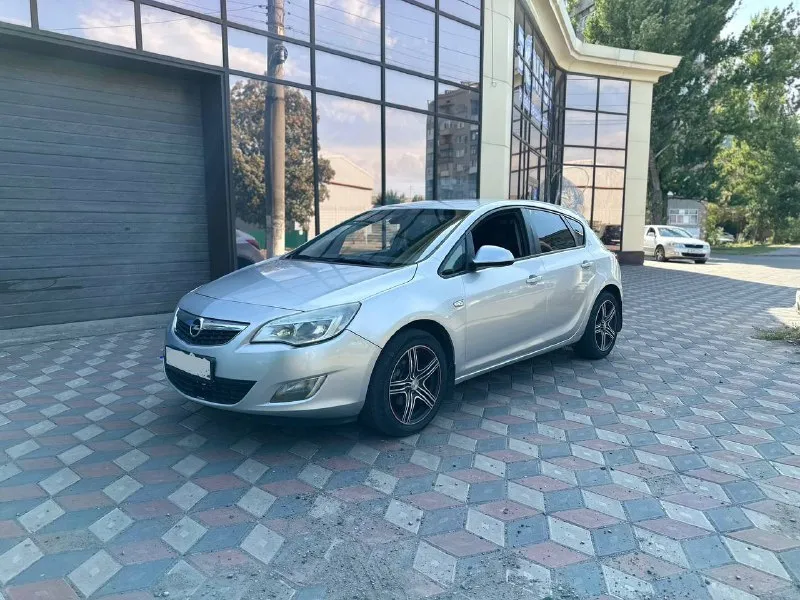 Продам opel astra j 2010 года. . машина в отличном состоянии, хорошая комплектация, с мульти-рулем, медиа, климат контролем. двигатель работает ровно. стоит гбо. ходовая не стучит, не гремит. цена : 600.000р торг реальному покупателю на месте. +79498338984 ( есть телеграмм на этом номере. ) +79495234618 - фотография - 3
