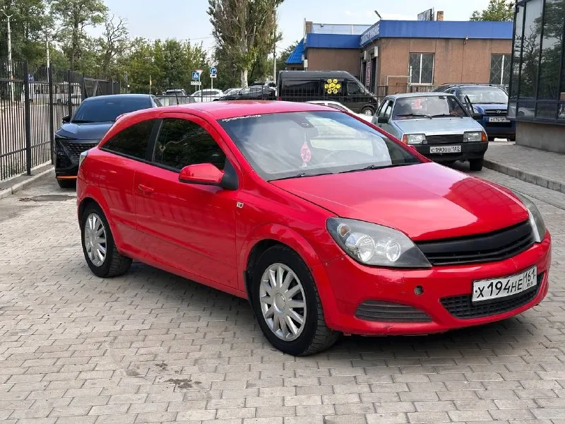 Продам opel astra h gtc 2007 года выпуска мотор 1.6 самый надежный и неприхотливый в линейке. коробка автомат. автомобиль в достойном техническом состоянии, мотор работает равно, не троит, не дымит, масло не кушает, тянет отлично. коробка без нареканий, без пинков, рывков плавно переключает все скорости. по ходовой без посторонних звуков, уверенно стоит на дороге, тормоза хорошие, ручник держит. климат-контроль исправен, холодит очень хорошо. в данный момент автомобиль без вложений, на бодром уверенном ходу. все документы на руках стс, птс, дкп, оформление без проблем. цена:420000 р. торг около автомобиля. территориально нахожусь в городе макеевка. телефон для связи: +7 949 393 58 25 +7 901 744 57 33 📞 звоните: +7(949)3935825 - фотография - 3