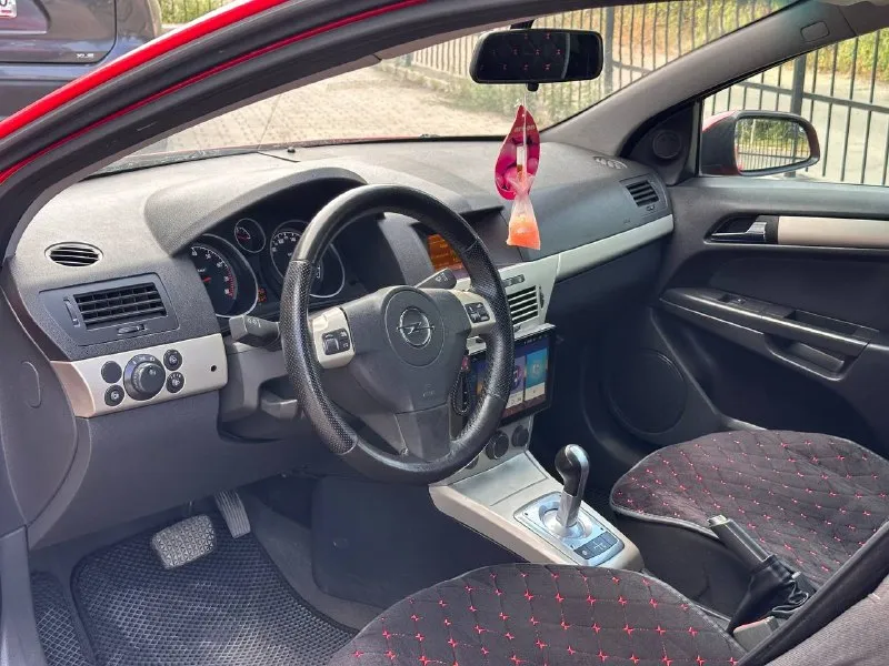 Продам opel astra h gtc 2007 года выпуска мотор 1.6 самый надежный и неприхотливый в линейке. коробка автомат. автомобиль в достойном техническом состоянии, мотор работает равно, не троит, не дымит, масло не кушает, тянет отлично. коробка без нареканий, без пинков, рывков плавно переключает все скорости. по ходовой без посторонних звуков, уверенно стоит на дороге, тормоза хорошие, ручник держит. климат-контроль исправен, холодит очень хорошо. в данный момент автомобиль без вложений, на бодром уверенном ходу. все документы на руках стс, птс, дкп, оформление без проблем. цена:420000 р. торг около автомобиля. территориально нахожусь в городе макеевка. телефон для связи: +7 949 393 58 25 +7 901 744 57 33 📞 звоните: +7(949)3935825 - фотография - 7
