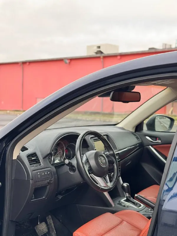 Продам mazda cx-5 skyactiv машина полностью в родном окрасе ❗️❗️❗️ год выпуска-2015 цвет автомобиля-синий объем двигателя-2.0(150 л. с) работает отлично, без всякой посторонних шумов. ❗️ расход маленький, 7.5-8 л по городу ! коробка передач-автомат (6-ступенчатый) переключает плавно, без пинков и толчков❗️ пробег -189.000 тыс. км( оригинальный пробег), подверженный автотекой, и сервисной книжкой! 2 ключа! привод -передний комплектация: -кнопка старт стоп -4 стеклоподъемника -датчик света, датчик дождя -круиз контроль -подогрев передний сидений 2-х зонный климат контроль и т. д автотека вся зеленая, по запросу скину. 2 владельца. стоит на 180 регионе !переоформление без проблем автомобиль в очень хорошем состоянии❗️ без дтп❗️ стоит новая зимняя резина r17 pirelli( проехала 2000 км) цена -1.660.000 тыс ❗️ +7(949) 5219479 - фотография - 7