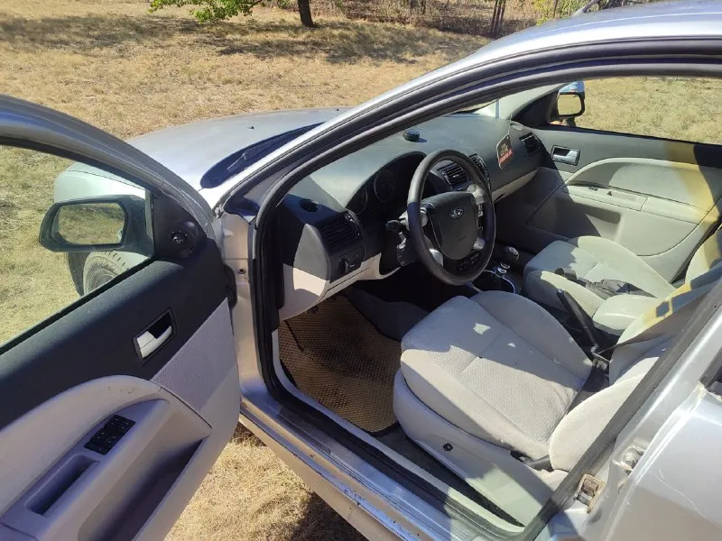 Продам 220 000 тысяч рублей, ford mondeo 3, мотор v6 2.5 170 л. с едет как положено, кпп механика 5 ступка, работает отлично, по ходовке тоже все хорошо, недавно менял передние рычаги, шаровые, стойки стабилизатора и т. д, новые тормозные блины, колодки, комплектация с климатом(нужно заправлять слабое давление) 4 стекло подъемника, электро регулировка зеркал, подогрев сидений, авто затемнение зеркало заднего вида, гидроусилитель руля, пороги страдают, в остальном полностью целый, внешний вид на фото есть моменты, продажа только с переоформлением, находится в нижней крынке, телефон для связи +79493959606 либо +79494108463 📞 звоните: +7(949)3959606 - фотография - 5