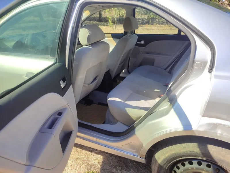 Продам 220 000 тысяч рублей, ford mondeo 3, мотор v6 2.5 170 л. с едет как положено, кпп механика 5 ступка, работает отлично, по ходовке тоже все хорошо, недавно менял передние рычаги, шаровые, стойки стабилизатора и т. д, новые тормозные блины, колодки, комплектация с климатом(нужно заправлять слабое давление) 4 стекло подъемника, электро регулировка зеркал, подогрев сидений, авто затемнение зеркало заднего вида, гидроусилитель руля, пороги страдают, в остальном полностью целый, внешний вид на фото есть моменты, продажа только с переоформлением, находится в нижней крынке, телефон для связи +79493959606 либо +79494108463 📞 звоните: +7(949)3959606 - фотография - 7