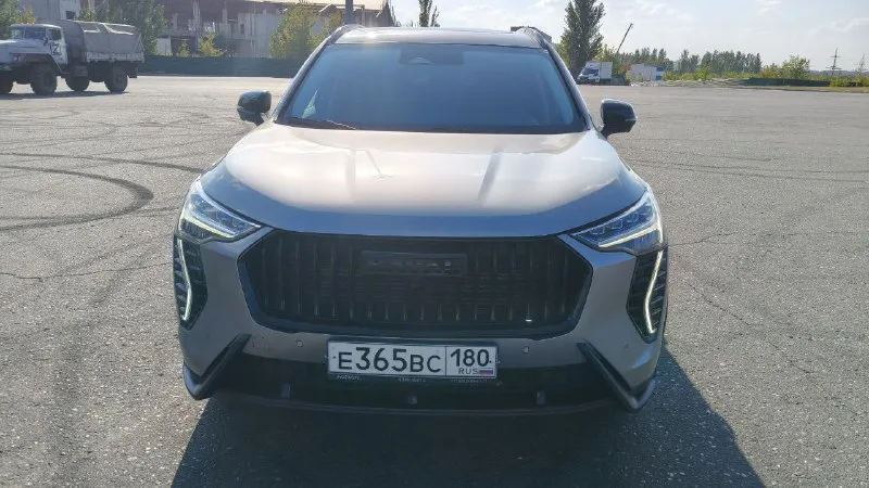 Продаю свой личный автомобиль, haval jolion 2024 г. в. покупал в апреле месяце 2024 г. в автосалоне, на гарантии, пробег реальный -17000 км, машина в новом состоянии, не бита, не крашена, ни единой царапины. передняя оптика в пленке, радиатор защищен металлической решеткой, установлена металлическая защита двигателя. за машину не стыдно, отдам в добрые руки. при осмотре отвечу на все ваши вопросы. цена 2.300.000- торг при осмотре. (+79493016197). перекупам просьба не звонить, от машины не избавляюсь. пройдены нулевое то и то №1. комплектация самая максимальная tech+. в машине есть все, кроме электрического багажника и все, что в ней есть работает без сбоев и нареканий. зимой ни одного нарекания также не было. - фотография - 2