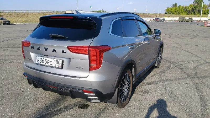 Продаю свой личный автомобиль, haval jolion 2024 г. в. покупал в апреле месяце 2024 г. в автосалоне, на гарантии, пробег реальный -17000 км, машина в новом состоянии, не бита, не крашена, ни единой царапины. передняя оптика в пленке, радиатор защищен металлической решеткой, установлена металлическая защита двигателя. за машину не стыдно, отдам в добрые руки. при осмотре отвечу на все ваши вопросы. цена 2.300.000- торг при осмотре. (+79493016197). перекупам просьба не звонить, от машины не избавляюсь. пройдены нулевое то и то №1. комплектация самая максимальная tech+. в машине есть все, кроме электрического багажника и все, что в ней есть работает без сбоев и нареканий. зимой ни одного нарекания также не было. - фотография - 4