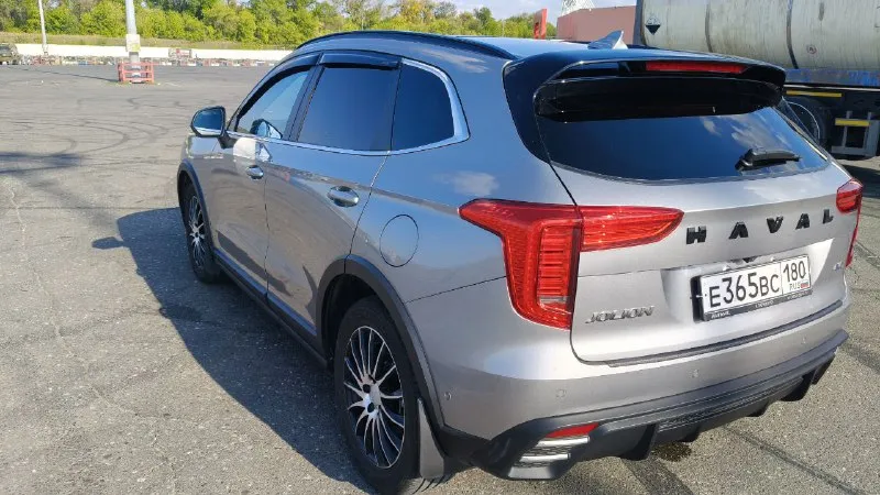 Продаю свой личный автомобиль, haval jolion 2024 г. в. покупал в апреле месяце 2024 г. в автосалоне, на гарантии, пробег реальный -17000 км, машина в новом состоянии, не бита, не крашена, ни единой царапины. передняя оптика в пленке, радиатор защищен металлической решеткой, установлена металлическая защита двигателя. за машину не стыдно, отдам в добрые руки. при осмотре отвечу на все ваши вопросы. цена 2.300.000- торг при осмотре. (+79493016197). перекупам просьба не звонить, от машины не избавляюсь. пройдены нулевое то и то №1. комплектация самая максимальная tech+. в машине есть все, кроме электрического багажника и все, что в ней есть работает без сбоев и нареканий. зимой ни одного нарекания также не было. - фотография - 6