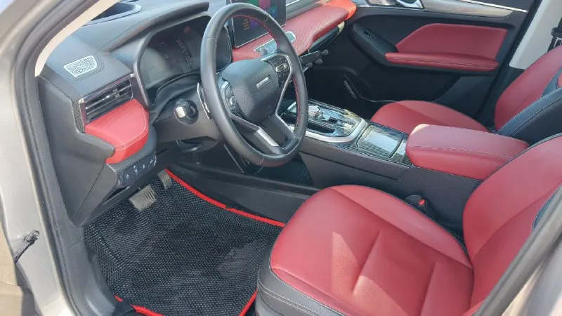 Продаю свой личный автомобиль, haval jolion 2024 г. в. покупал в апреле месяце 2024 г. в автосалоне, на гарантии, пробег реальный -17000 км, машина в новом состоянии, не бита, не крашена, ни единой царапины. передняя оптика в пленке, радиатор защищен металлической решеткой, установлена металлическая защита двигателя. за машину не стыдно, отдам в добрые руки. при осмотре отвечу на все ваши вопросы. цена 2.300.000- торг при осмотре. (+79493016197). перекупам просьба не звонить, от машины не избавляюсь. пройдены нулевое то и то №1. комплектация самая максимальная tech+. в машине есть все, кроме электрического багажника и все, что в ней есть работает без сбоев и нареканий. зимой ни одного нарекания также не было. - фотография - 7