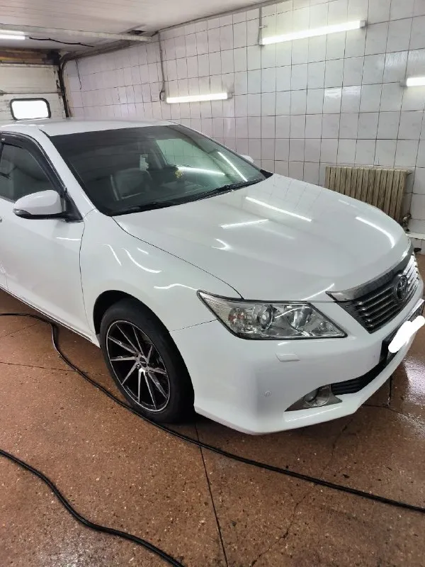 Продам toyota camry 50 объем двигателя - 2,5 мощность двигателя -181 л. с. (133.1квт) коробка: автомат, бензин год: 2014 пробег: 177.000 км машина в идеальном состоянии. полностью вся обслужена. комплектация: - кожаный салон, - бесключевой доступ, - русифицированная навигация, - парктроник, - подогрев сидений, - камера заднего вида - установлена секретка от угона, - полный эл. стеклопакет, - эл. регулировка зеркал, - обогрев зеркал, - складывание зеркал, - обогрев заднего стекла, - эл. привод передних сидений, - активный мультируль, - бортовой компьютер, - климат контроль, - мультимедиа, - круиз контроль, - активные датчики света и дождя, дополнительно установлены: - регистратор, - сигнализация старлайн. автомобиль в данный момент вложений не требуется, двигатель работает ровно, коробка переключается плавно без пинков, состояние сел и поехал. масло меняю каждые 7 тысяч км. последняя замена была на 176 тыс. ✅официальная куплена в салоне рф ✅без дтп, всё стекла оригинал 📞 звоните: +7(949)3657802 - фотография - 1
