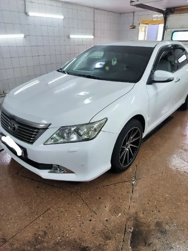 Продам toyota camry 50 объем двигателя - 2,5 мощность двигателя -181 л. с. (133.1квт) коробка: автомат, бензин год: 2014 пробег: 177.000 км машина в идеальном состоянии. полностью вся обслужена. комплектация: - кожаный салон, - бесключевой доступ, - русифицированная навигация, - парктроник, - подогрев сидений, - камера заднего вида - установлена секретка от угона, - полный эл. стеклопакет, - эл. регулировка зеркал, - обогрев зеркал, - складывание зеркал, - обогрев заднего стекла, - эл. привод передних сидений, - активный мультируль, - бортовой компьютер, - климат контроль, - мультимедиа, - круиз контроль, - активные датчики света и дождя, дополнительно установлены: - регистратор, - сигнализация старлайн. автомобиль в данный момент вложений не требуется, двигатель работает ровно, коробка переключается плавно без пинков, состояние сел и поехал. масло меняю каждые 7 тысяч км. последняя замена была на 176 тыс. ✅официальная куплена в салоне рф ✅без дтп, всё стекла оригинал 📞 звоните: +7(949)3657802 - фотография - 2