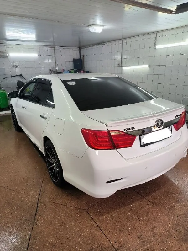 Продам toyota camry 50 объем двигателя - 2,5 мощность двигателя -181 л. с. (133.1квт) коробка: автомат, бензин год: 2014 пробег: 177.000 км машина в идеальном состоянии. полностью вся обслужена. комплектация: - кожаный салон, - бесключевой доступ, - русифицированная навигация, - парктроник, - подогрев сидений, - камера заднего вида - установлена секретка от угона, - полный эл. стеклопакет, - эл. регулировка зеркал, - обогрев зеркал, - складывание зеркал, - обогрев заднего стекла, - эл. привод передних сидений, - активный мультируль, - бортовой компьютер, - климат контроль, - мультимедиа, - круиз контроль, - активные датчики света и дождя, дополнительно установлены: - регистратор, - сигнализация старлайн. автомобиль в данный момент вложений не требуется, двигатель работает ровно, коробка переключается плавно без пинков, состояние сел и поехал. масло меняю каждые 7 тысяч км. последняя замена была на 176 тыс. ✅официальная куплена в салоне рф ✅без дтп, всё стекла оригинал 📞 звоните: +7(949)3657802 - фотография - 3