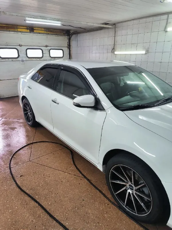 Продам toyota camry 50 объем двигателя - 2,5 мощность двигателя -181 л. с. (133.1квт) коробка: автомат, бензин год: 2014 пробег: 177.000 км машина в идеальном состоянии. полностью вся обслужена. комплектация: - кожаный салон, - бесключевой доступ, - русифицированная навигация, - парктроник, - подогрев сидений, - камера заднего вида - установлена секретка от угона, - полный эл. стеклопакет, - эл. регулировка зеркал, - обогрев зеркал, - складывание зеркал, - обогрев заднего стекла, - эл. привод передних сидений, - активный мультируль, - бортовой компьютер, - климат контроль, - мультимедиа, - круиз контроль, - активные датчики света и дождя, дополнительно установлены: - регистратор, - сигнализация старлайн. автомобиль в данный момент вложений не требуется, двигатель работает ровно, коробка переключается плавно без пинков, состояние сел и поехал. масло меняю каждые 7 тысяч км. последняя замена была на 176 тыс. ✅официальная куплена в салоне рф ✅без дтп, всё стекла оригинал 📞 звоните: +7(949)3657802 - фотография - 4