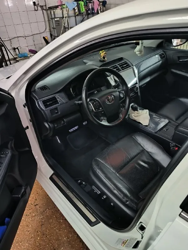 Продам toyota camry 50 объем двигателя - 2,5 мощность двигателя -181 л. с. (133.1квт) коробка: автомат, бензин год: 2014 пробег: 177.000 км машина в идеальном состоянии. полностью вся обслужена. комплектация: - кожаный салон, - бесключевой доступ, - русифицированная навигация, - парктроник, - подогрев сидений, - камера заднего вида - установлена секретка от угона, - полный эл. стеклопакет, - эл. регулировка зеркал, - обогрев зеркал, - складывание зеркал, - обогрев заднего стекла, - эл. привод передних сидений, - активный мультируль, - бортовой компьютер, - климат контроль, - мультимедиа, - круиз контроль, - активные датчики света и дождя, дополнительно установлены: - регистратор, - сигнализация старлайн. автомобиль в данный момент вложений не требуется, двигатель работает ровно, коробка переключается плавно без пинков, состояние сел и поехал. масло меняю каждые 7 тысяч км. последняя замена была на 176 тыс. ✅официальная куплена в салоне рф ✅без дтп, всё стекла оригинал 📞 звоните: +7(949)3657802 - фотография - 5