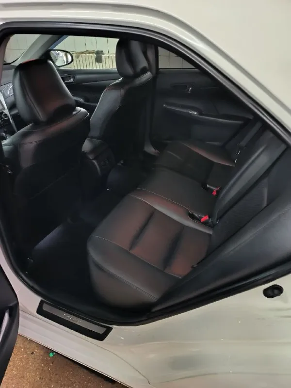 Продам toyota camry 50 объем двигателя - 2,5 мощность двигателя -181 л. с. (133.1квт) коробка: автомат, бензин год: 2014 пробег: 177.000 км машина в идеальном состоянии. полностью вся обслужена. комплектация: - кожаный салон, - бесключевой доступ, - русифицированная навигация, - парктроник, - подогрев сидений, - камера заднего вида - установлена секретка от угона, - полный эл. стеклопакет, - эл. регулировка зеркал, - обогрев зеркал, - складывание зеркал, - обогрев заднего стекла, - эл. привод передних сидений, - активный мультируль, - бортовой компьютер, - климат контроль, - мультимедиа, - круиз контроль, - активные датчики света и дождя, дополнительно установлены: - регистратор, - сигнализация старлайн. автомобиль в данный момент вложений не требуется, двигатель работает ровно, коробка переключается плавно без пинков, состояние сел и поехал. масло меняю каждые 7 тысяч км. последняя замена была на 176 тыс. ✅официальная куплена в салоне рф ✅без дтп, всё стекла оригинал 📞 звоните: +7(949)3657802 - фотография - 6