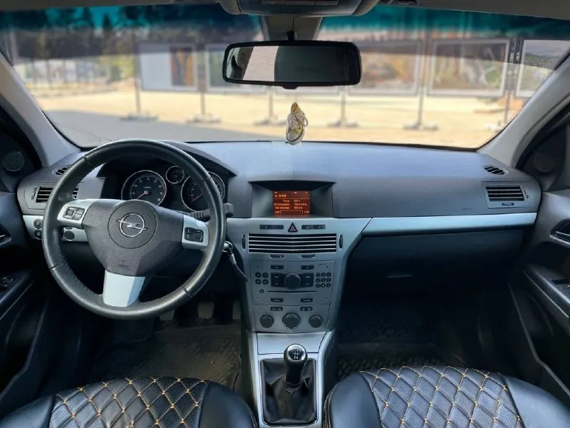 Opel astra h 2012 год выпуска. двигатель 1.6 16 клапанный кпп механика. пробег родной 119000 км я собственник, владею автомобилем 1,5 года. покупал с пробегом 101000 км. автомобиль в отличном состоянии. в дтп не успвствовал. полностью обслужен. ходовка в отличном состоянии, ничего не стучит. двигатель не дымит, работает ровно. масло не расходует. кпп, электрика- всё исправно. вложений не требует абсолютно. богатая комплектация: -4электро стеклоподъёмника -климат контроль (холодит отлично) -круиз контроль -датчик дождя -датчик света -обогрев сидений - обогрев зеркал -air bag -abs -центральный замок -линзованые ксеноновые фары - 2 оригинальных ключа салон автомобиля в прекрасном состоянии. работает каждая кнопка. не так давно установил новые чехлы на сиденья. авто юридический чист. документы в полном порядке, переоформление обязательно. цена 670000 рублей. торг только после осмотра осмотр г. макеевка, район черёмушки +79490238121 - фотография - 4